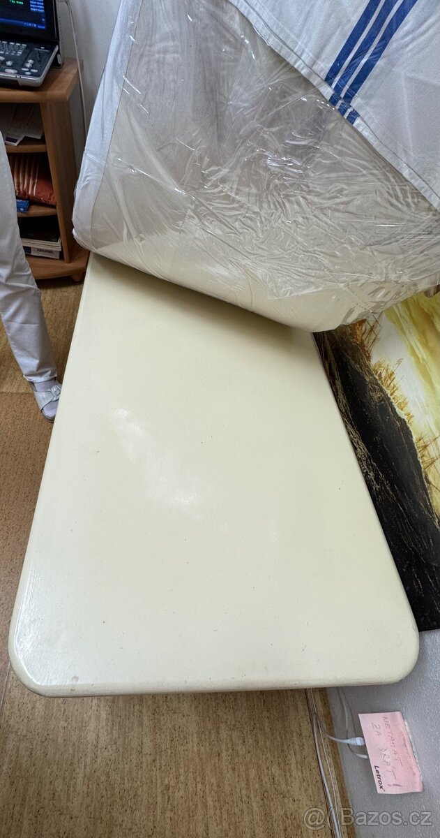 Vyšetřovací lehátko – pevné, stabilní – 2 000 Kč (odběr 1/26 - 3