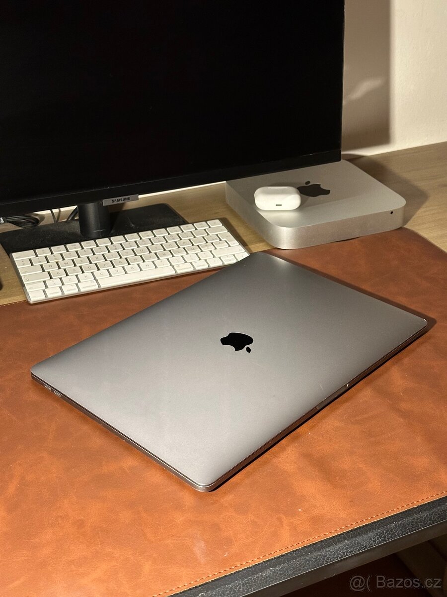 CTO MacBook Pro 15" i7 / 16GB / 256GB / Pro 555 - 3