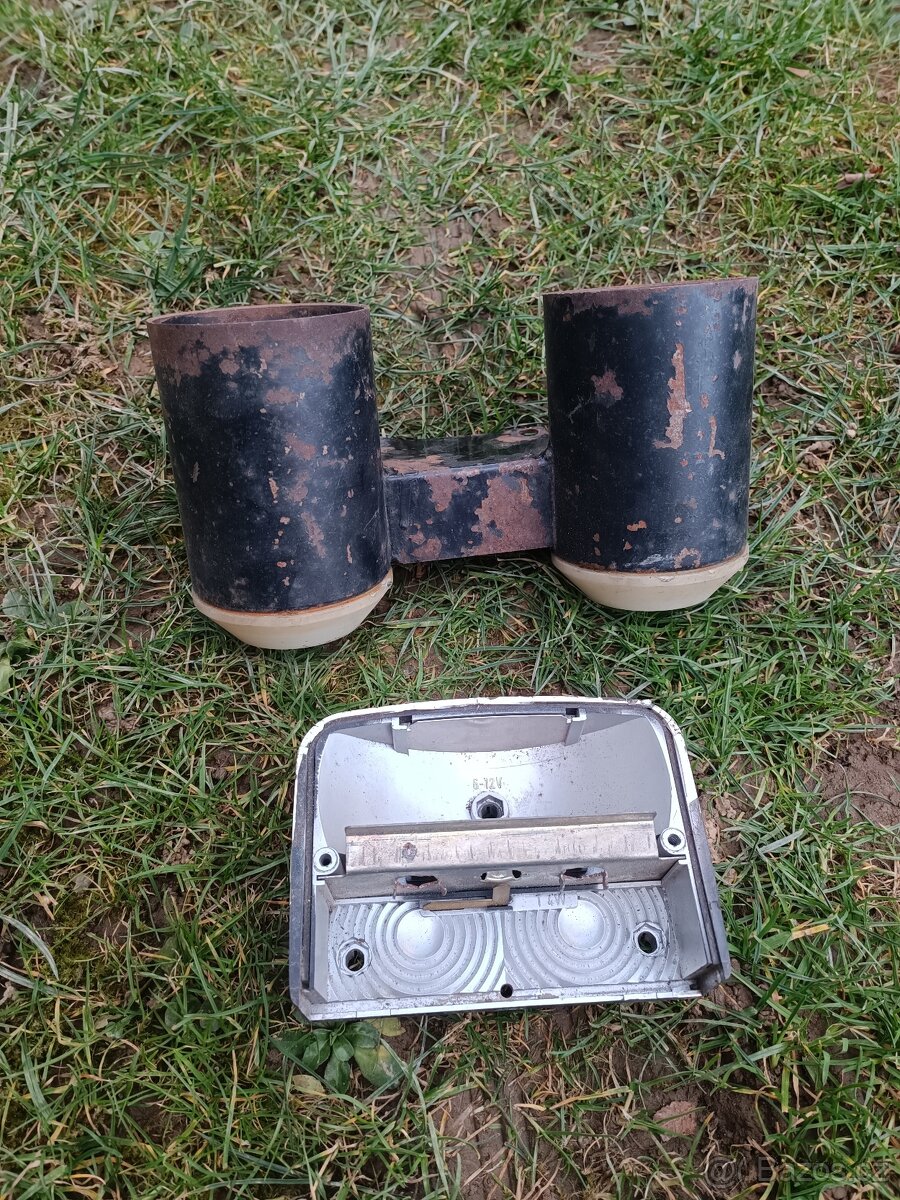 Držáky na Tacho+ Část zadního Světla Jawa - 3