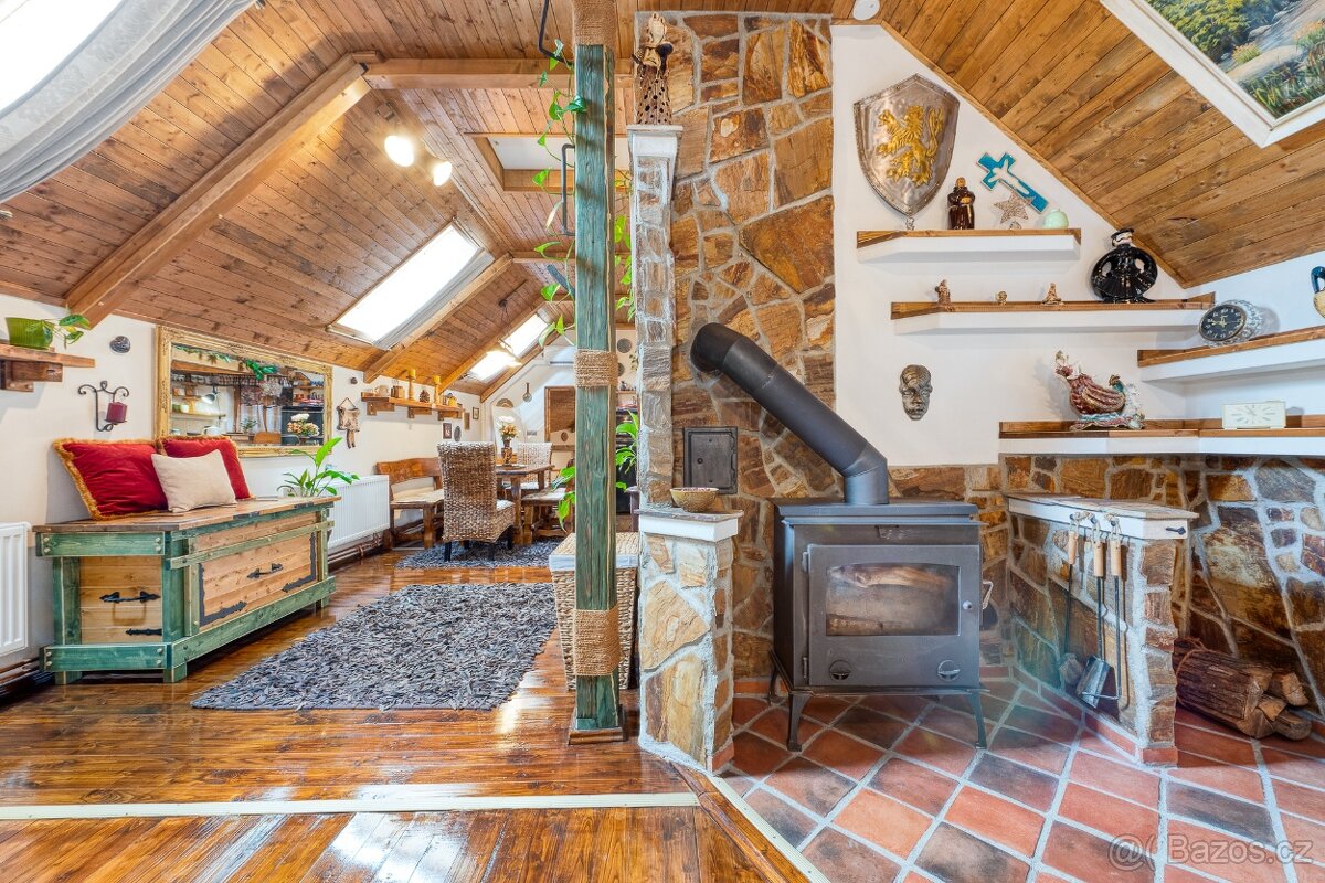 Prodej domu s jedinečnou atmosférou ve Všechlapech - 3