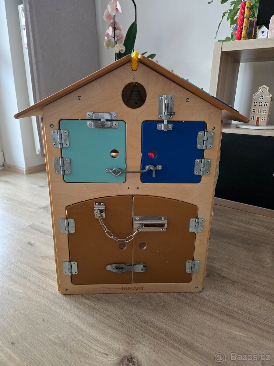 Poctivý dřevěný domeček activity board - 3