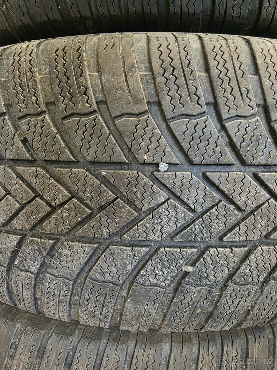 245/45R18 - 3
