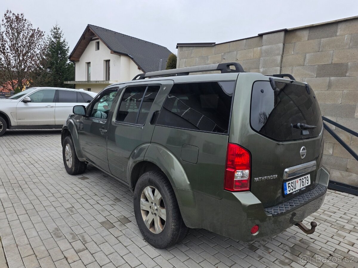 Nissan Pathfinder 2,5 DCi, 4X4,klima, 7 míst, tažné zařízení - 3