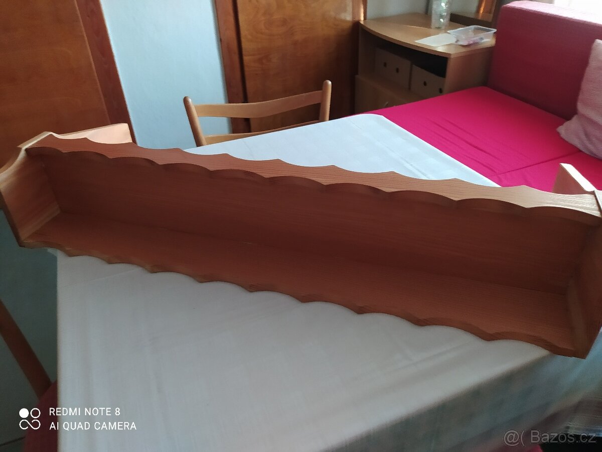 kožený kufr, dřevěná polička, stojany - 3