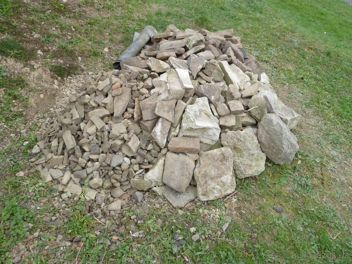 Kámen větší, kameny menší, kusy betonu - 3