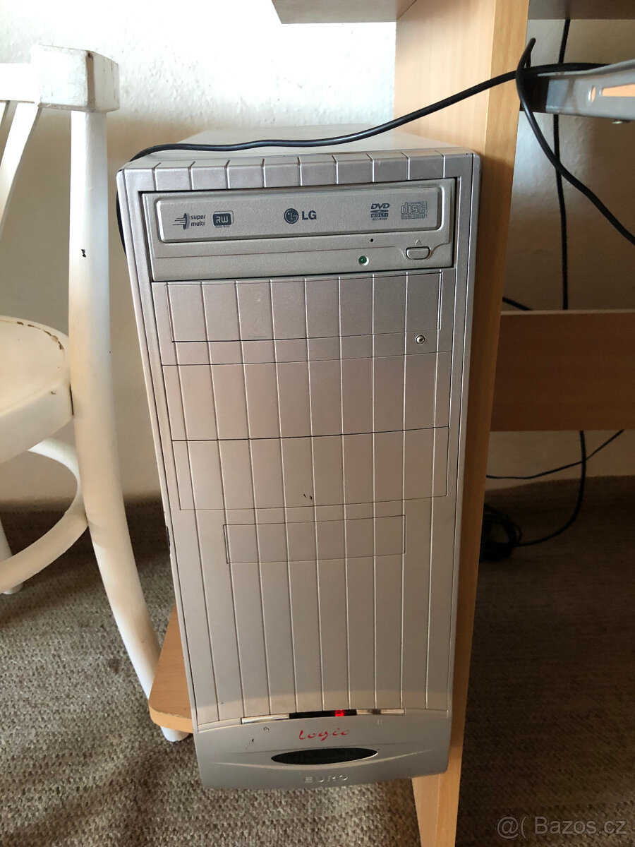 Prodám starší počítač se stolem a příslušentvím - 3