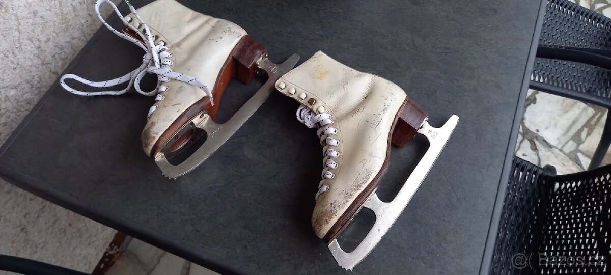 Staré dámské brusle - 3