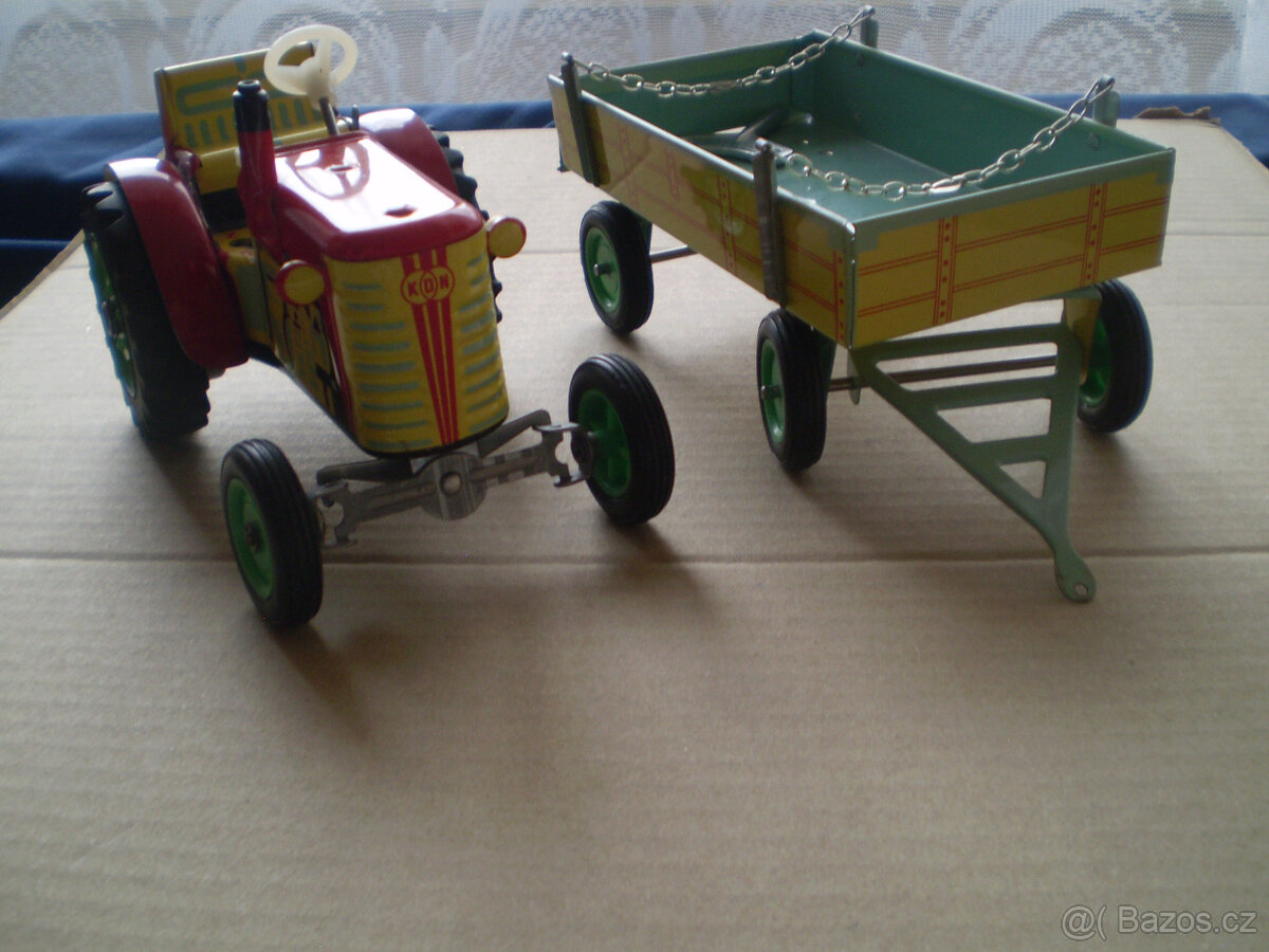 Traktor s vlečkou stará verze KDN jen vystaven. - 3