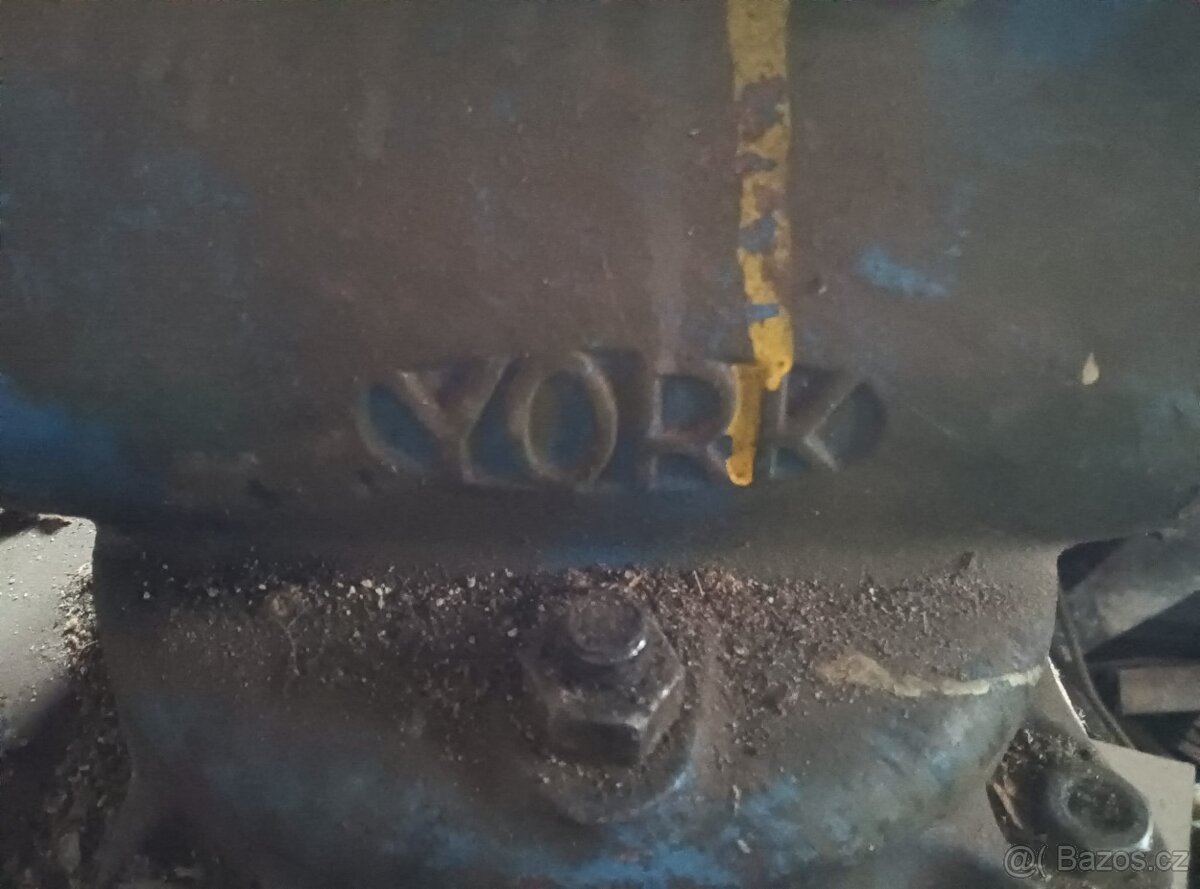 Staré motory, čerpadla, svěrák - 3