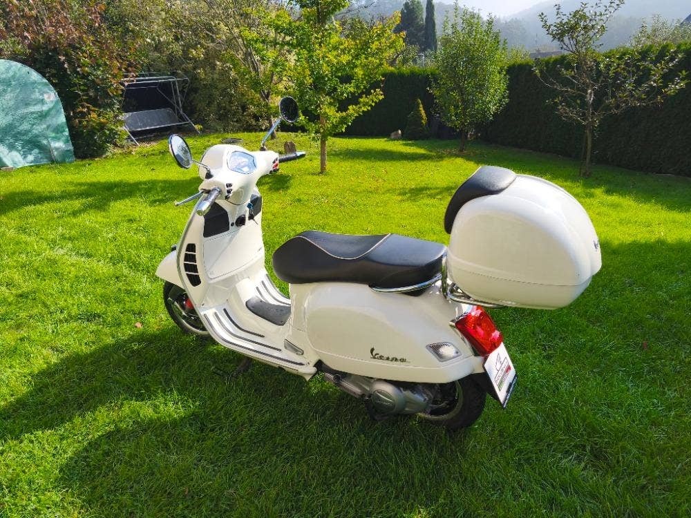 Vespa GTS 300 i.e. ABS Super (2017) plexi, kufr, digitál, po - 3