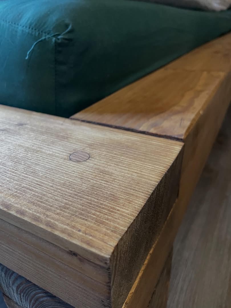 Masivní postel ze smrkových hranolů NA MÍRU - 3