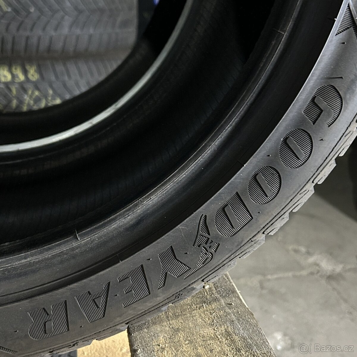 Zimní pneu 235/45 R18 98V Goodyear 6mm - 3