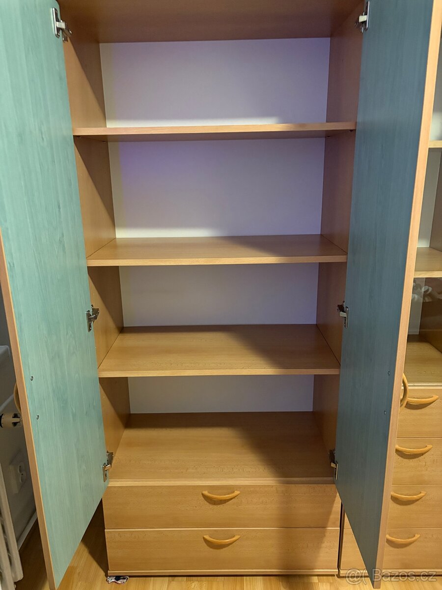 Šatní skříně + knihovna - 3