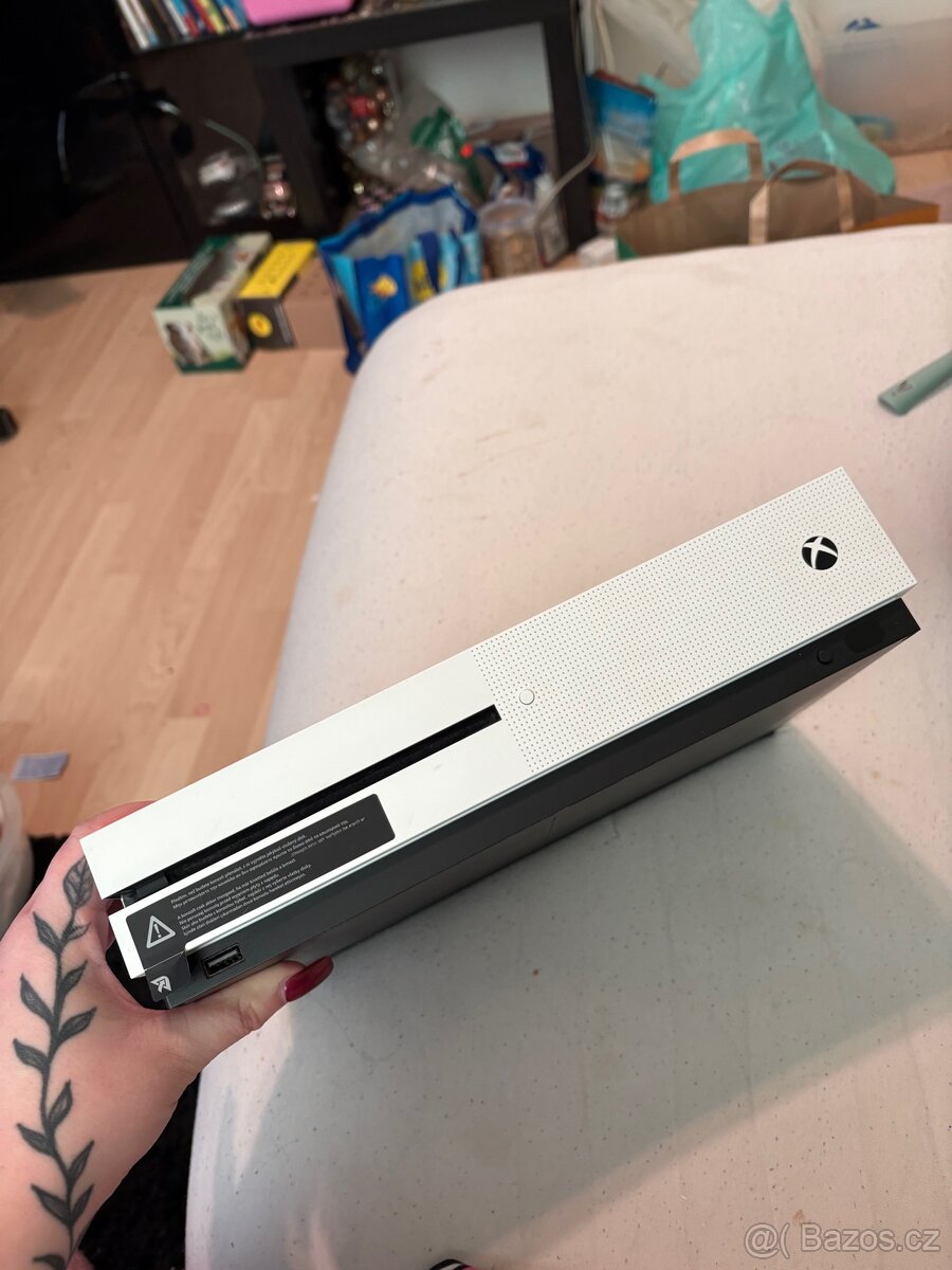 Xbox One S - 3