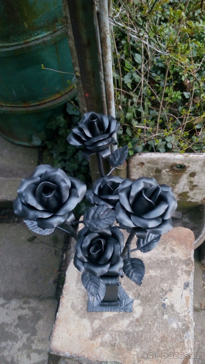 Kované růže z vázou - 3