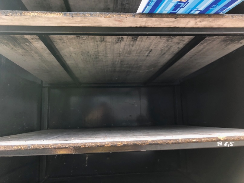 Ocelová skříň s policemi. - 3