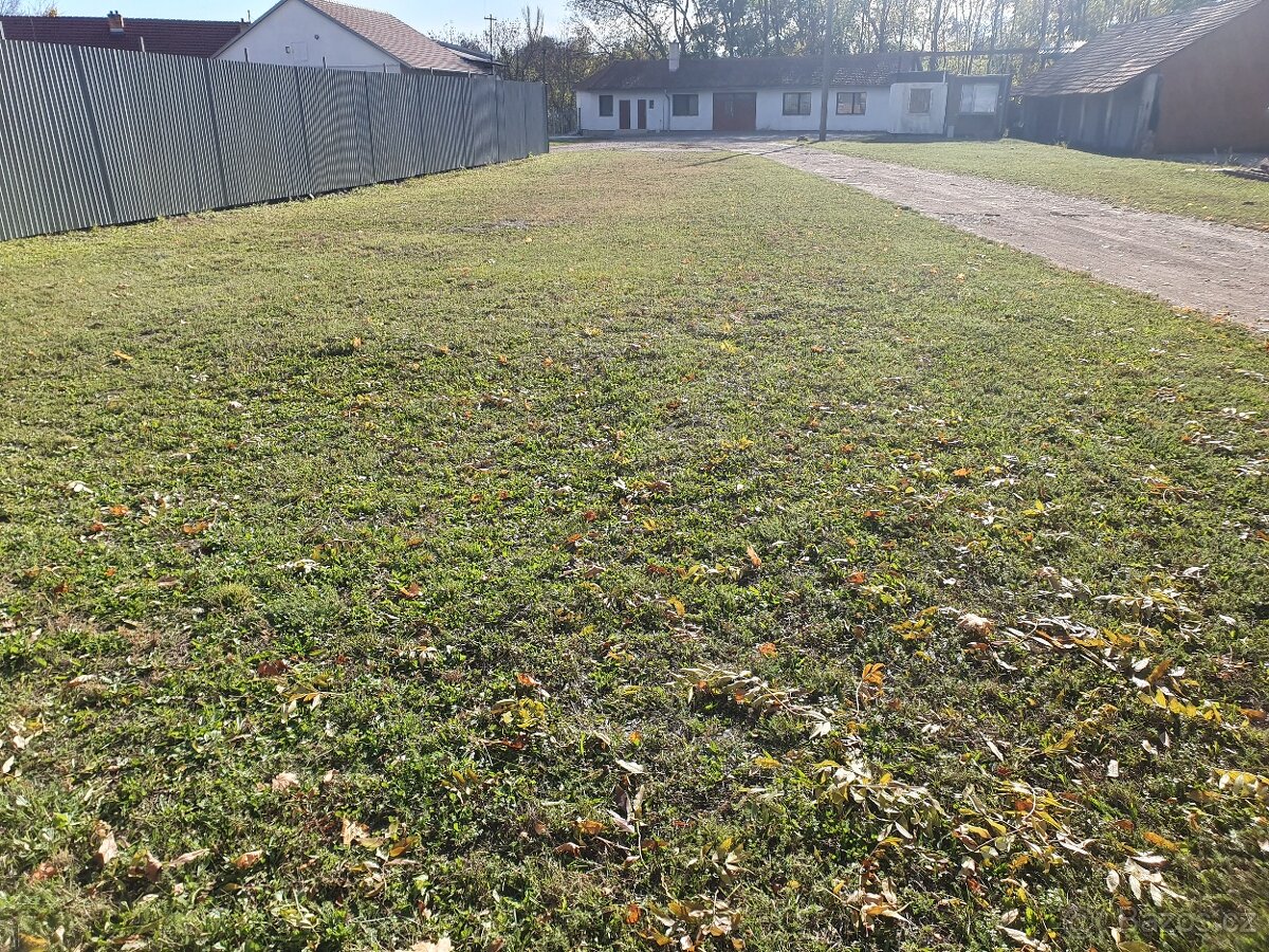 Volná plocha 450m2 -sklad.prost. pro stroje, auta, materiál - 3
