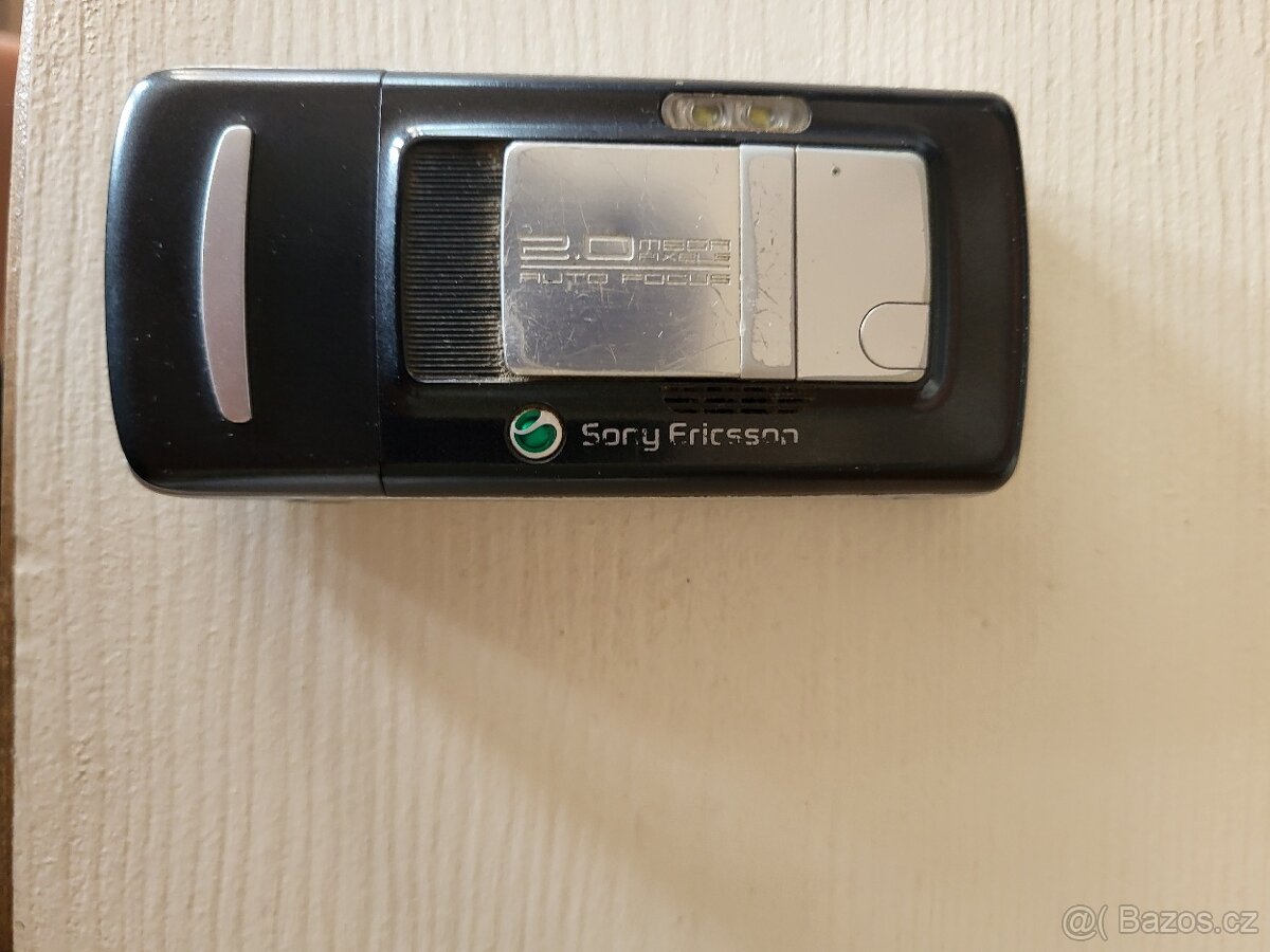SONY ERICSSON- STARÝ MOBILNÍ TELEFON - 3