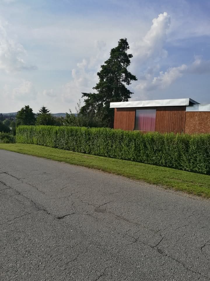 Slunná zahrada s bazénem, pergolou a technickým zázemím – Li - 3