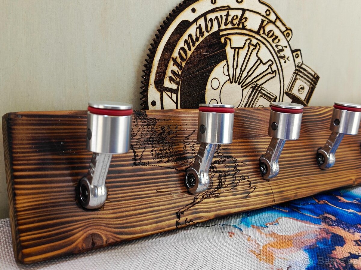 Dřevěný věšák s háčky z pístů - Autonábytek Kovář - 3