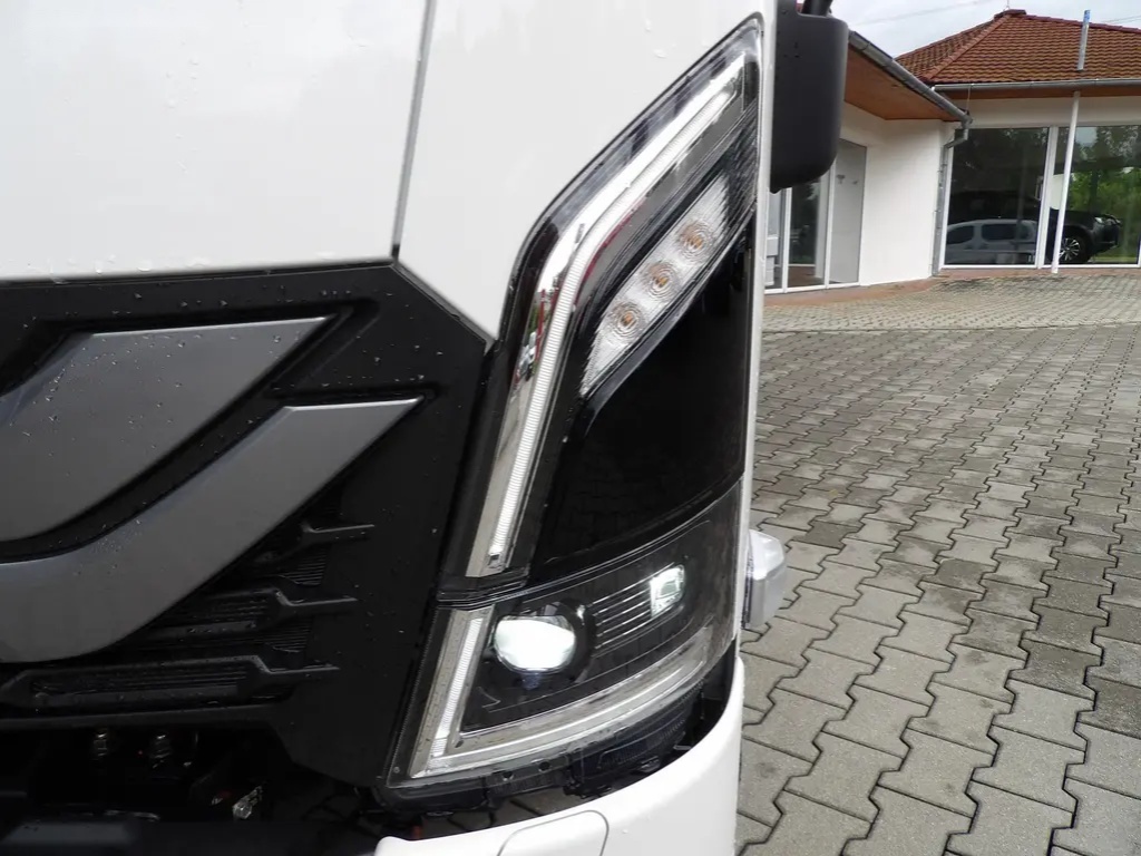 Isuzu, M30 5,2L MAN6, skříň a čelo - 3