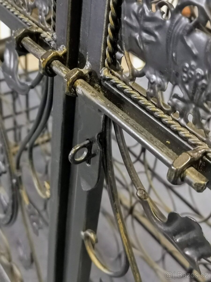 Kovová vinotéka. - 3