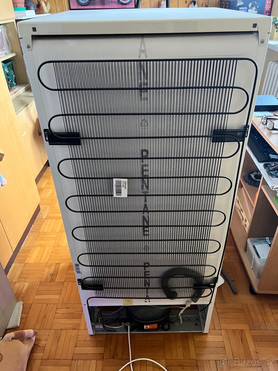 Prodám mrazák Zanussi ZFU19400WA – výborný stav - 3