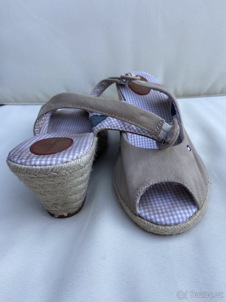 Krásné sandály Tommy Hilfiger na platforme (39) - 3