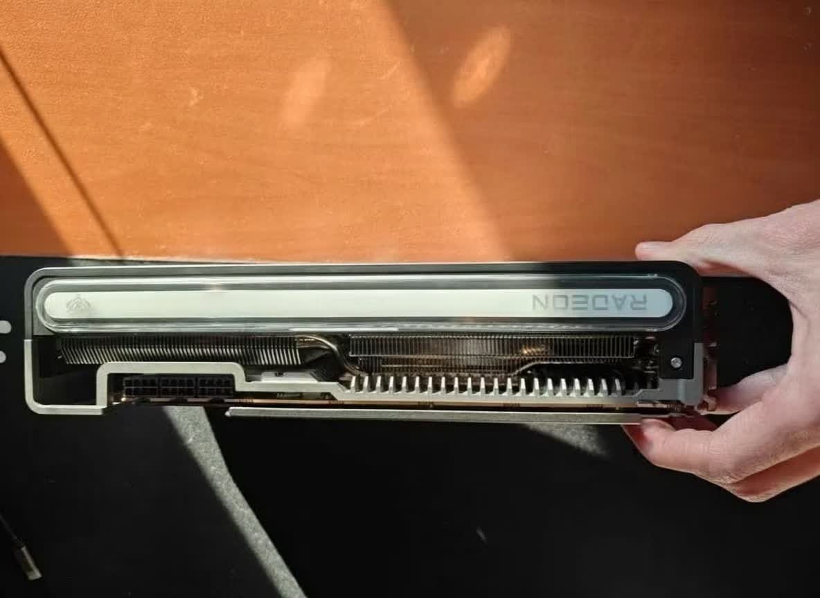 Sapphire AMD Radeon RX 7900 XTX NITRO+ Vapor-X - 3