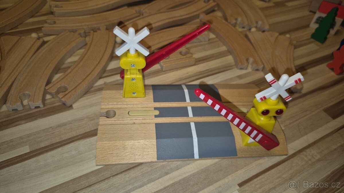 dřevěná vláčkodráha osmička + přejezd - 3