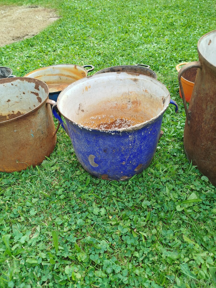 Staré litinové hrnce a pekáče - 3