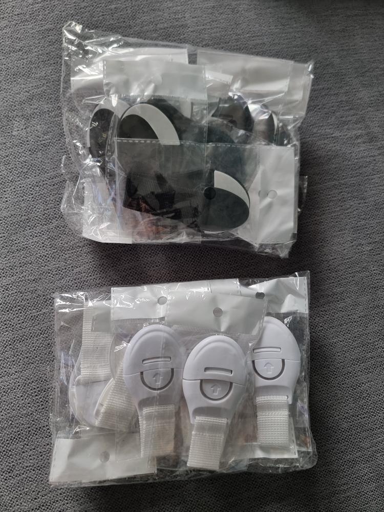 Zámky na dvířka a šuplíky 7ks bílé a 10ks černé - 3