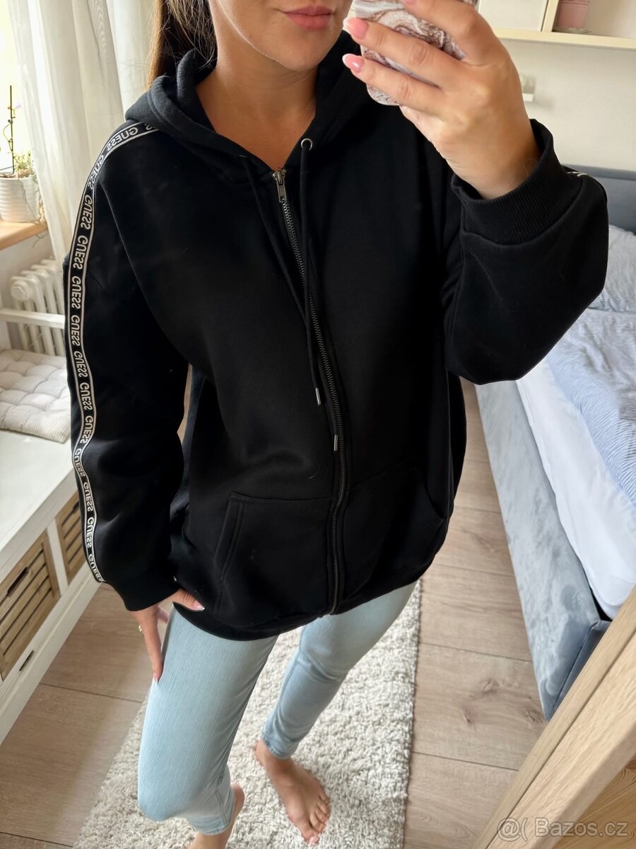 GUESS ČERNÁ MIKINA S KAPUCÍ - 3