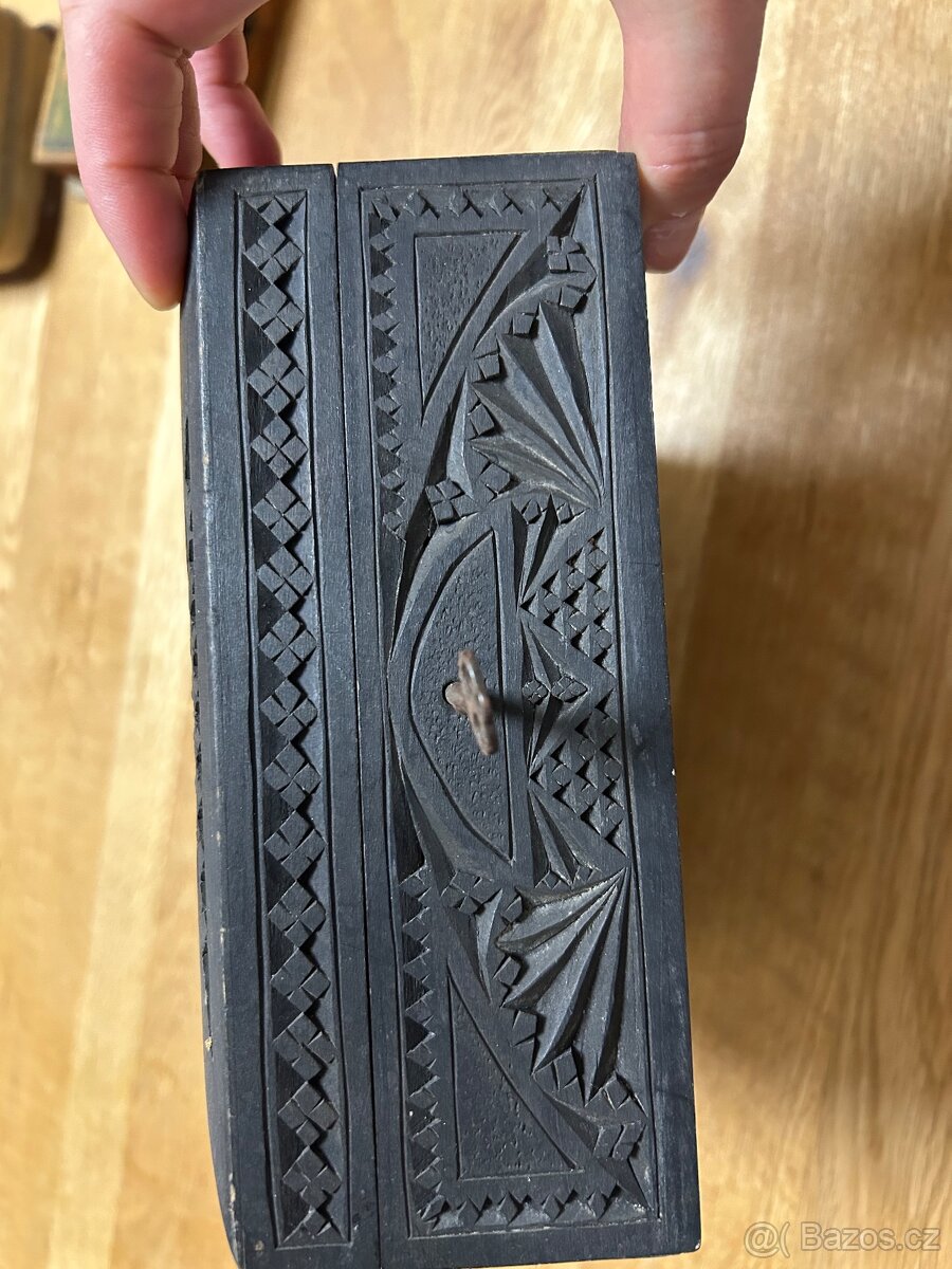 Černá dřevěná starožitná skříňka - 3