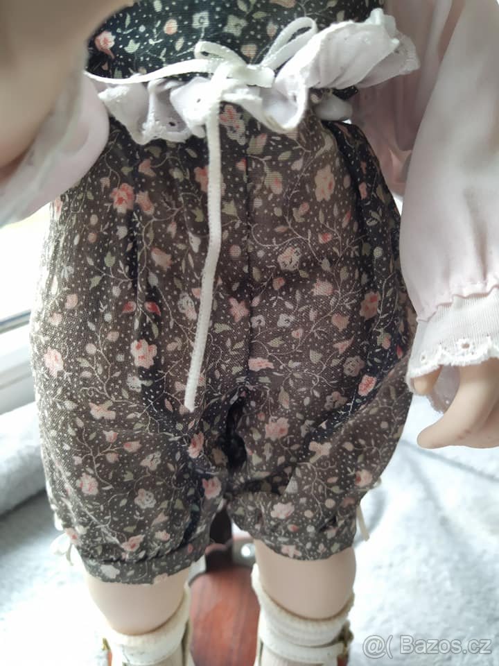 Značená porcelánová panenka s drdolem - 3