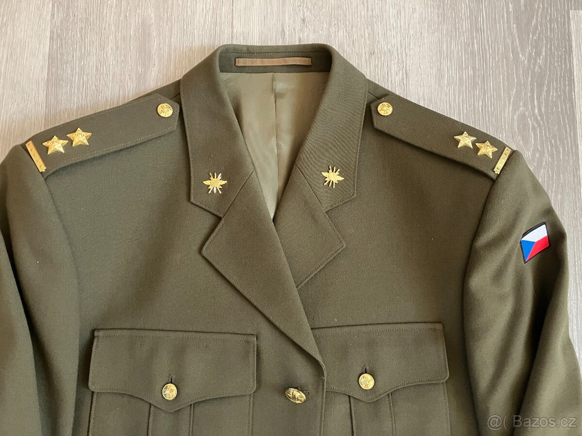 Vojenská zelená uniforma s čepicí. - 3