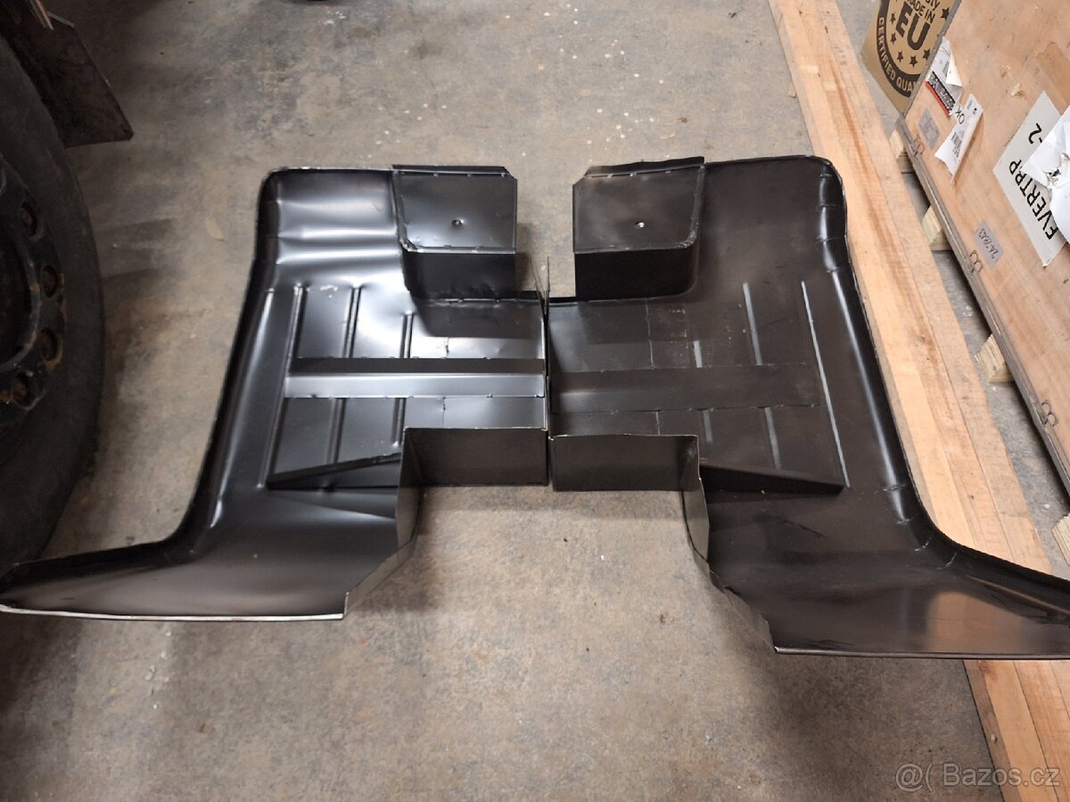 Praga V3s nové přední blatníky. - 3