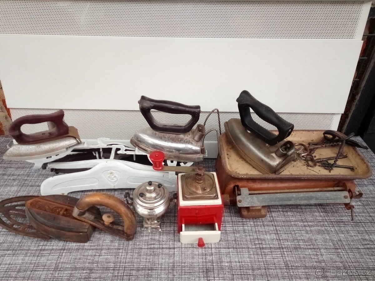 Staré žehličky a váhy - 3