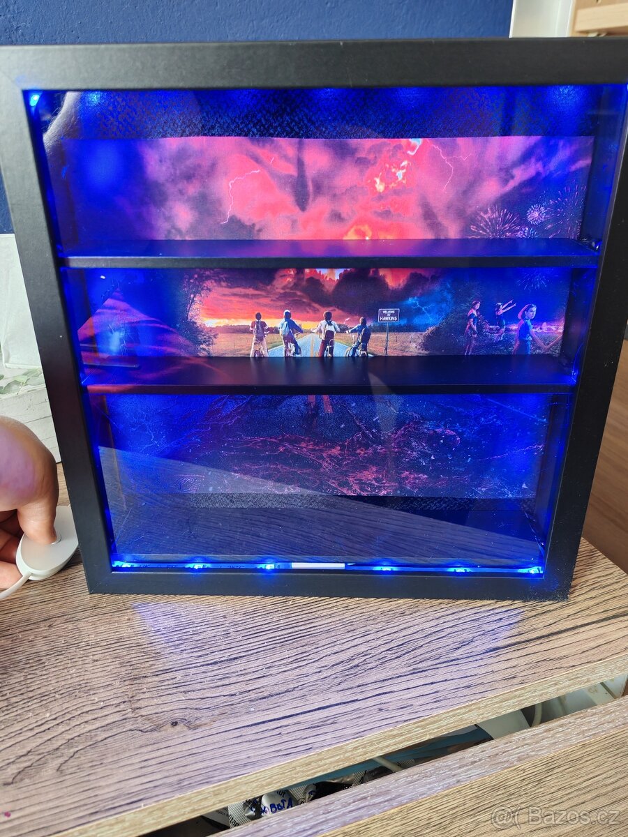 Sviticí vitrínka na figurky s Kinder Joy - 3