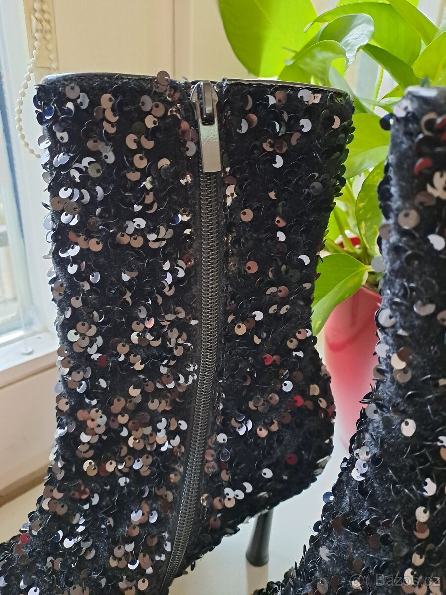 Černé flitrové kotníkové boty vel 39 jehlovém podpatku - 3