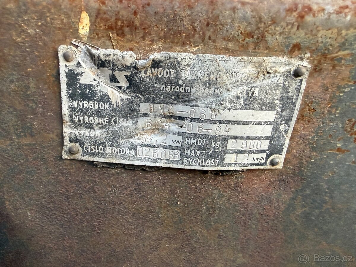 UNC 060 smykovy nakladač - 3