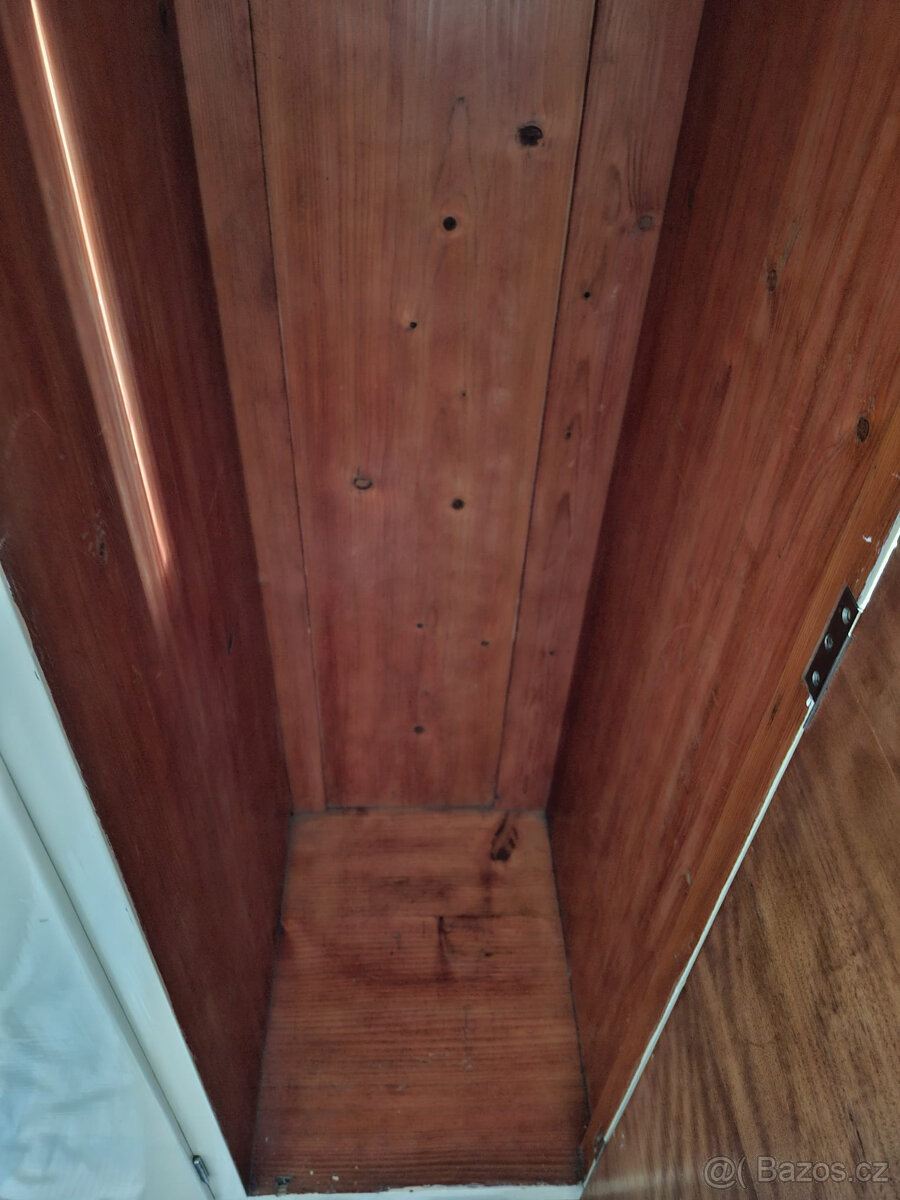 Starý historický dřevěný kredenc - 3