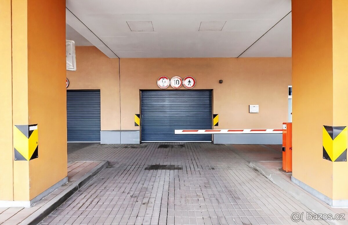 Nabízím k pronájmu podzemní garážové stání na Poděbradské - 3