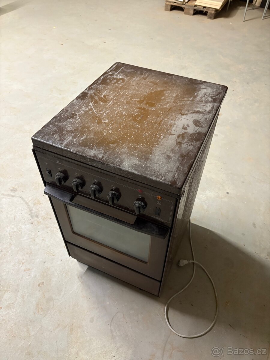 Stará trouba na elektřinu a sporák na plyn - 3