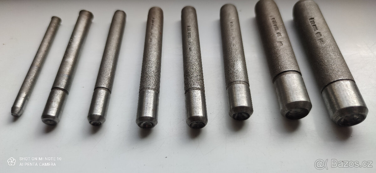 Hlavičkář na nýty - 3