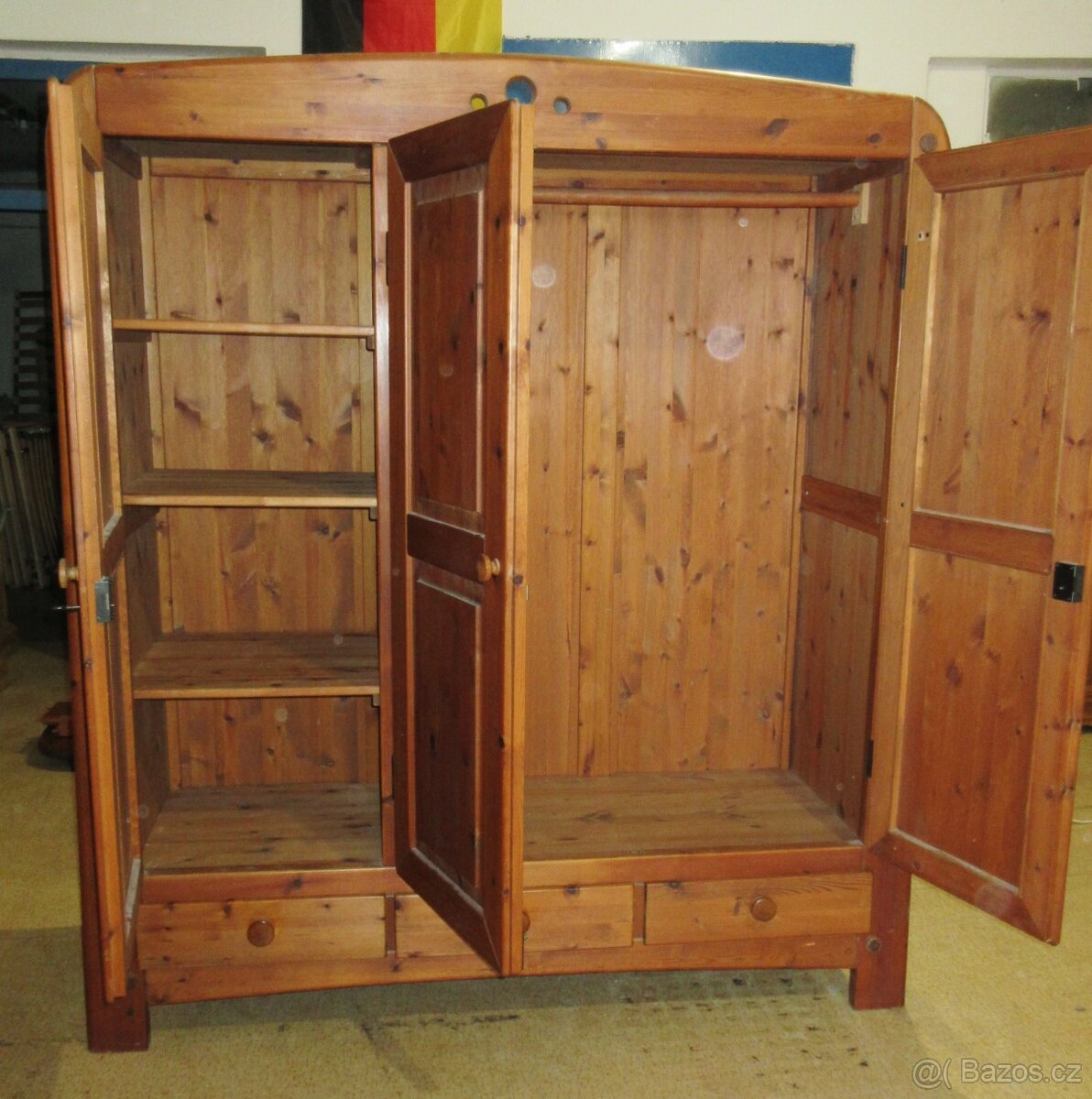 Borovicová šatní skříň třídveřová - celomasiv - 3