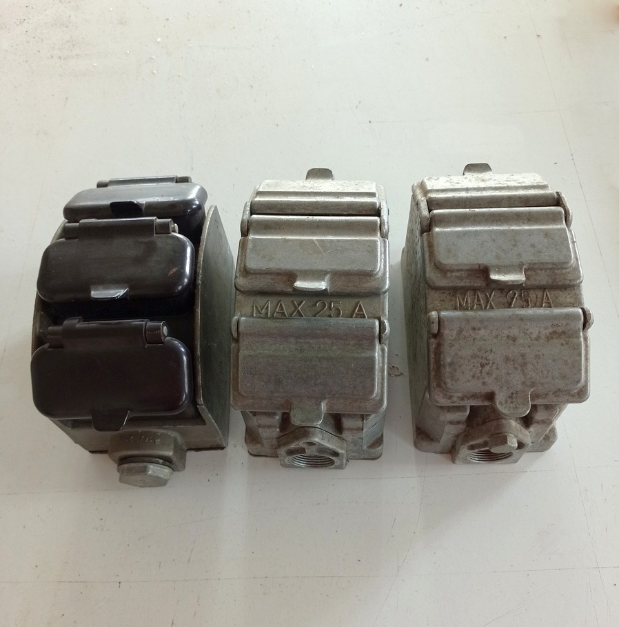 Plochá (čápová) trojzásuvka 380 V / 25 A - 3