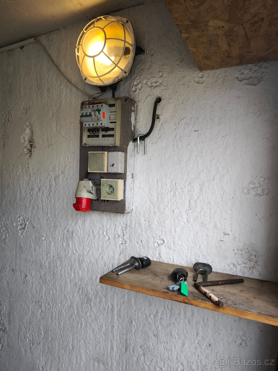 Garáž v Ústí - Veselí (konečná č.70) - 3