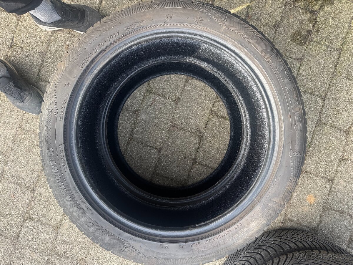 255/45/20 Maxxis - 3