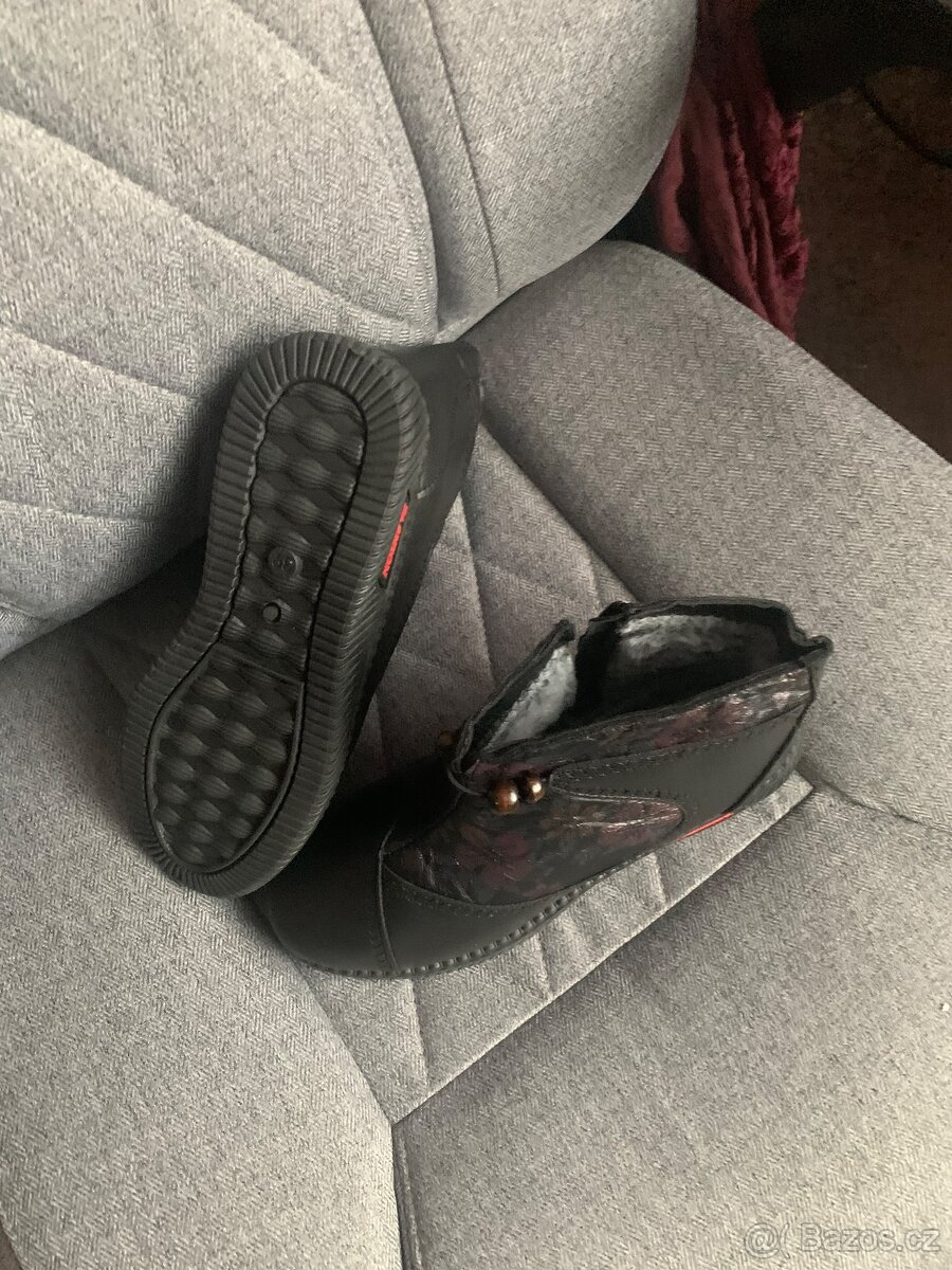 ATRAKTIVNÍ ZIMNÍ DÁMSKÉ KOTNÍKOVÉ BOTY,vel.. 39 - 3